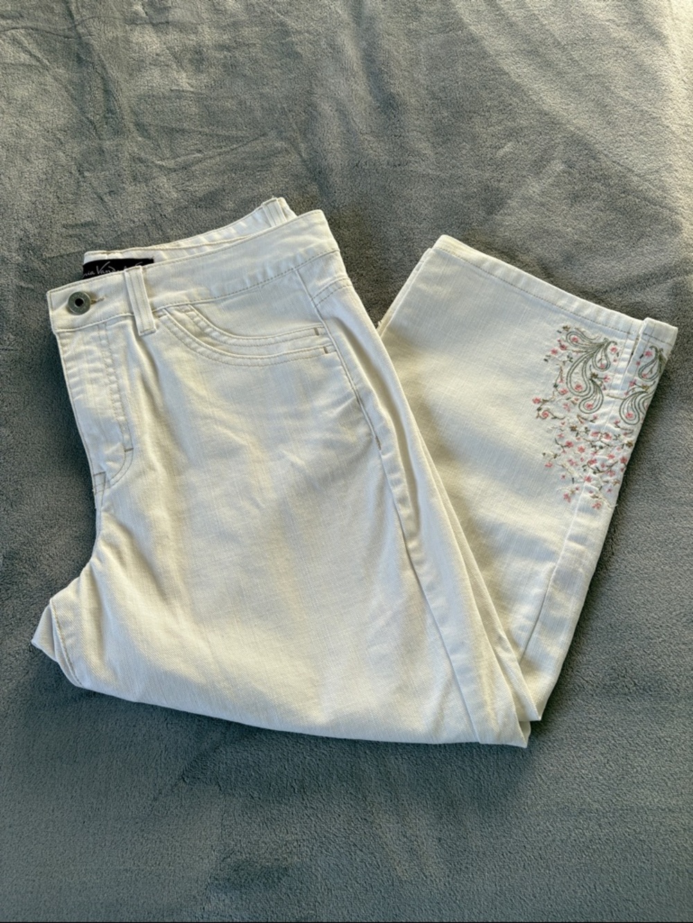 Gloria Vanderbilt Cream Capris with Pink & Green Floral Embroidery